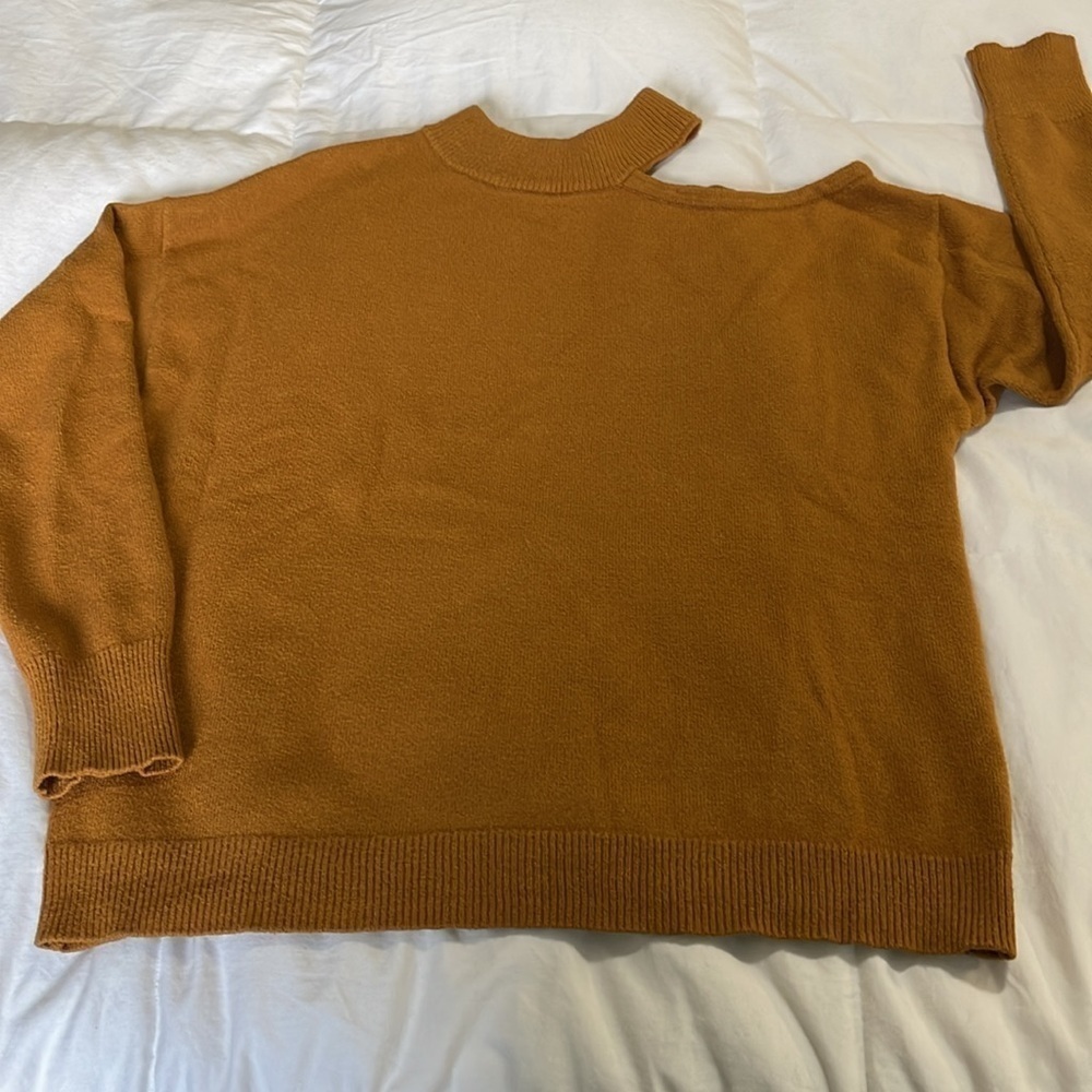LE CHATEU | Cut Out Shoulder | Tan | Crewneck | Long Sleeve Sweater | Size L - Picture 5 of 11